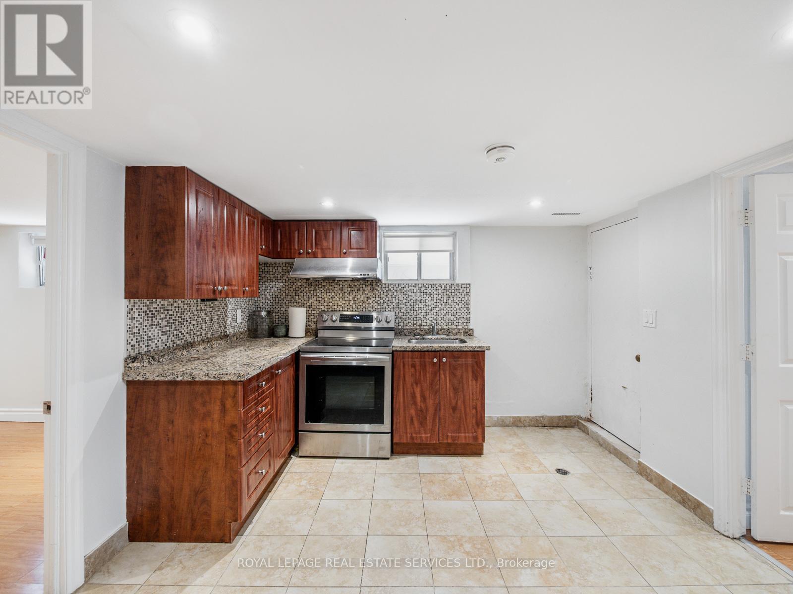 












15 MELVILLE AVENUE

,
Toronto,




Ontario
M6G1Y1

