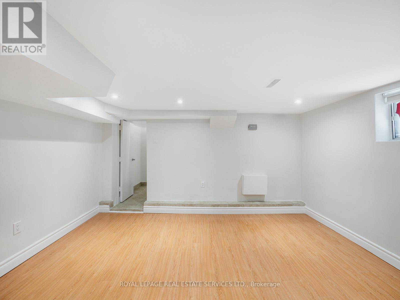 












15 MELVILLE AVENUE

,
Toronto,




Ontario
M6G1Y1

