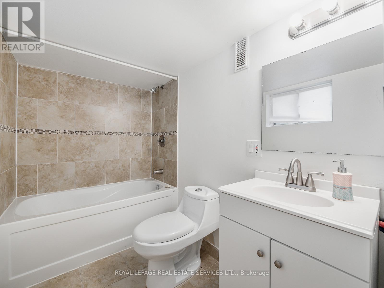 












15 MELVILLE AVENUE

,
Toronto,




Ontario
M6G1Y1


