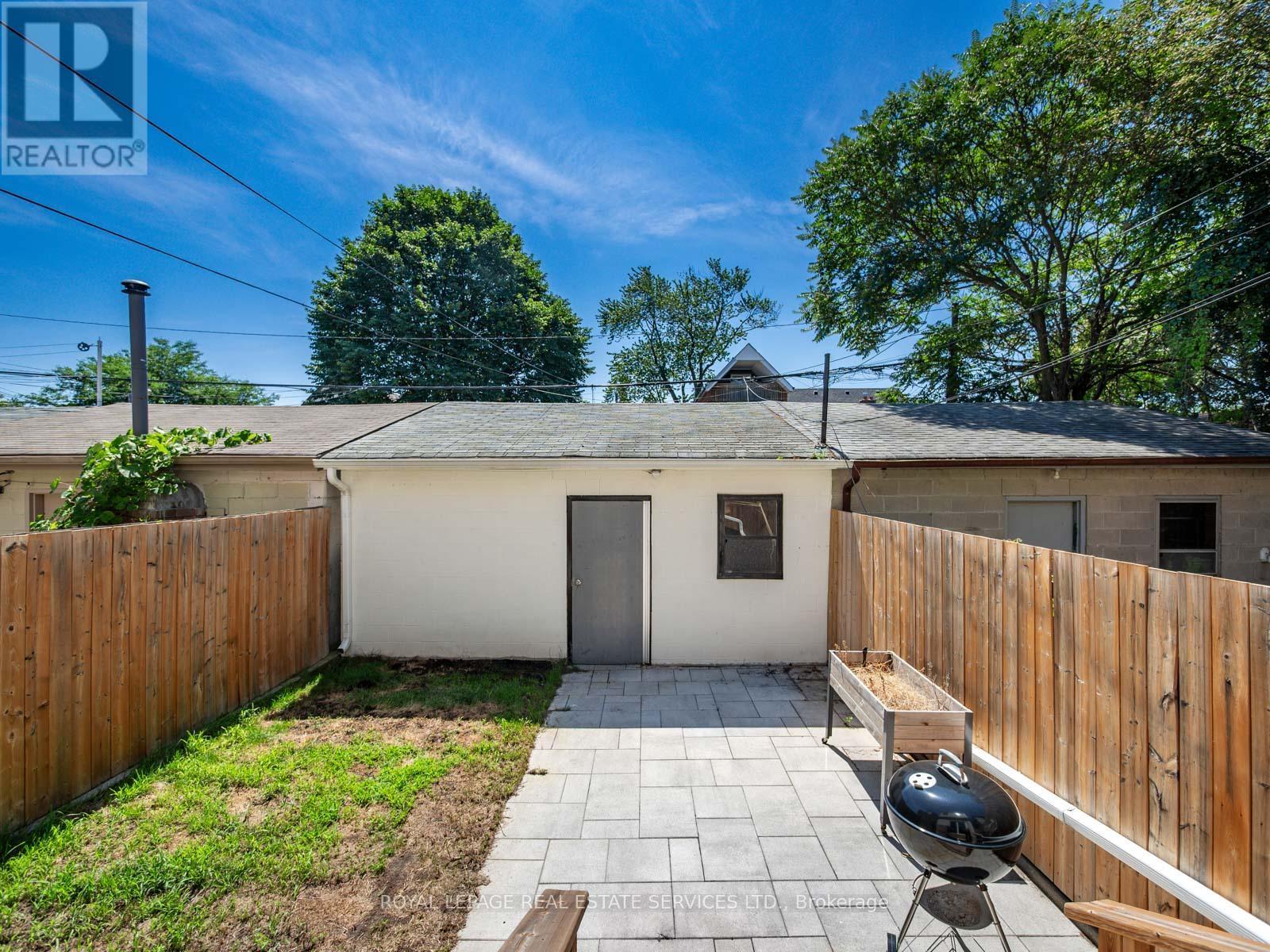












15 MELVILLE AVENUE

,
Toronto,




Ontario
M6G1Y1

