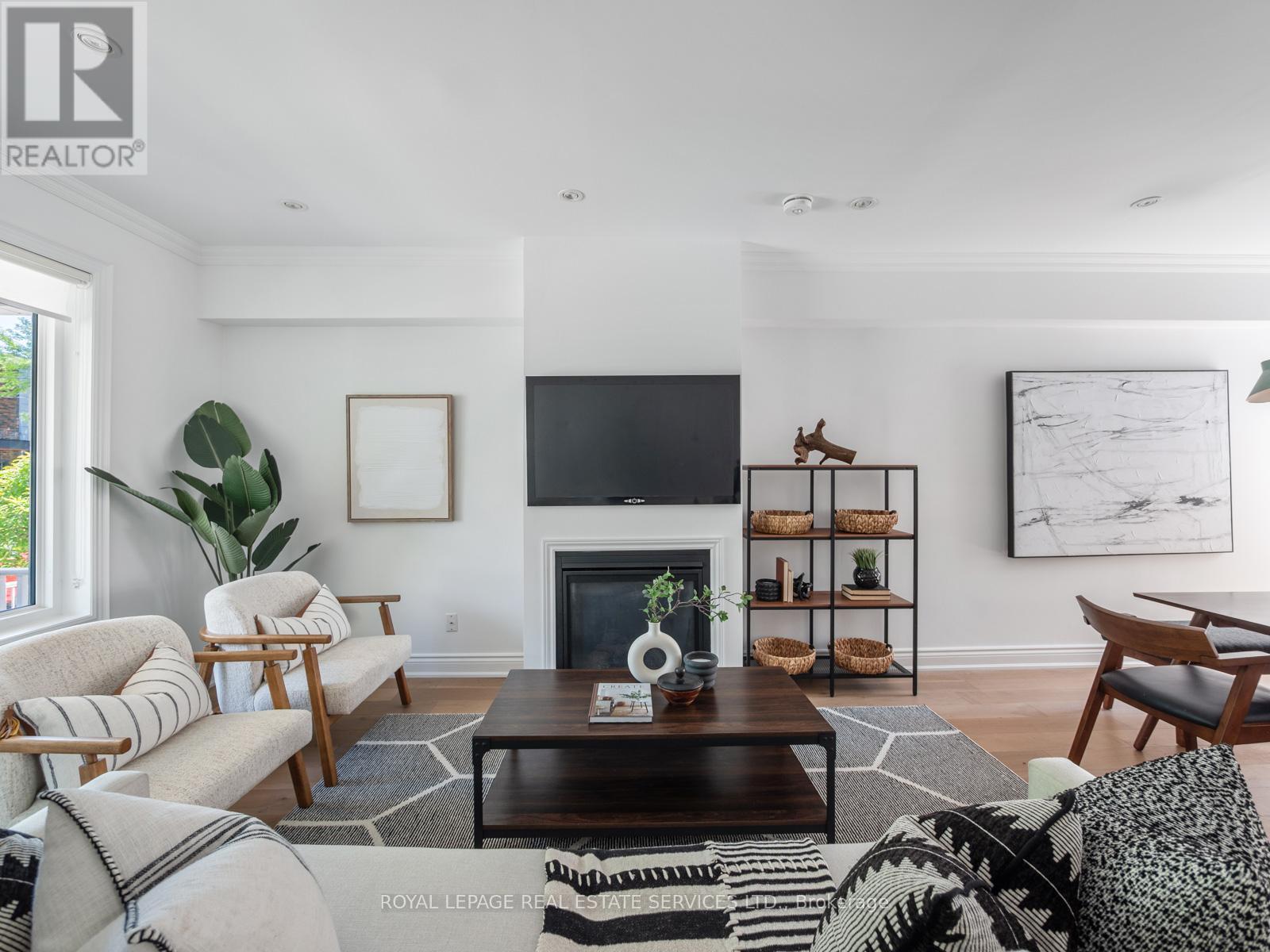 












15 MELVILLE AVENUE

,
Toronto,




Ontario
M6G1Y1

