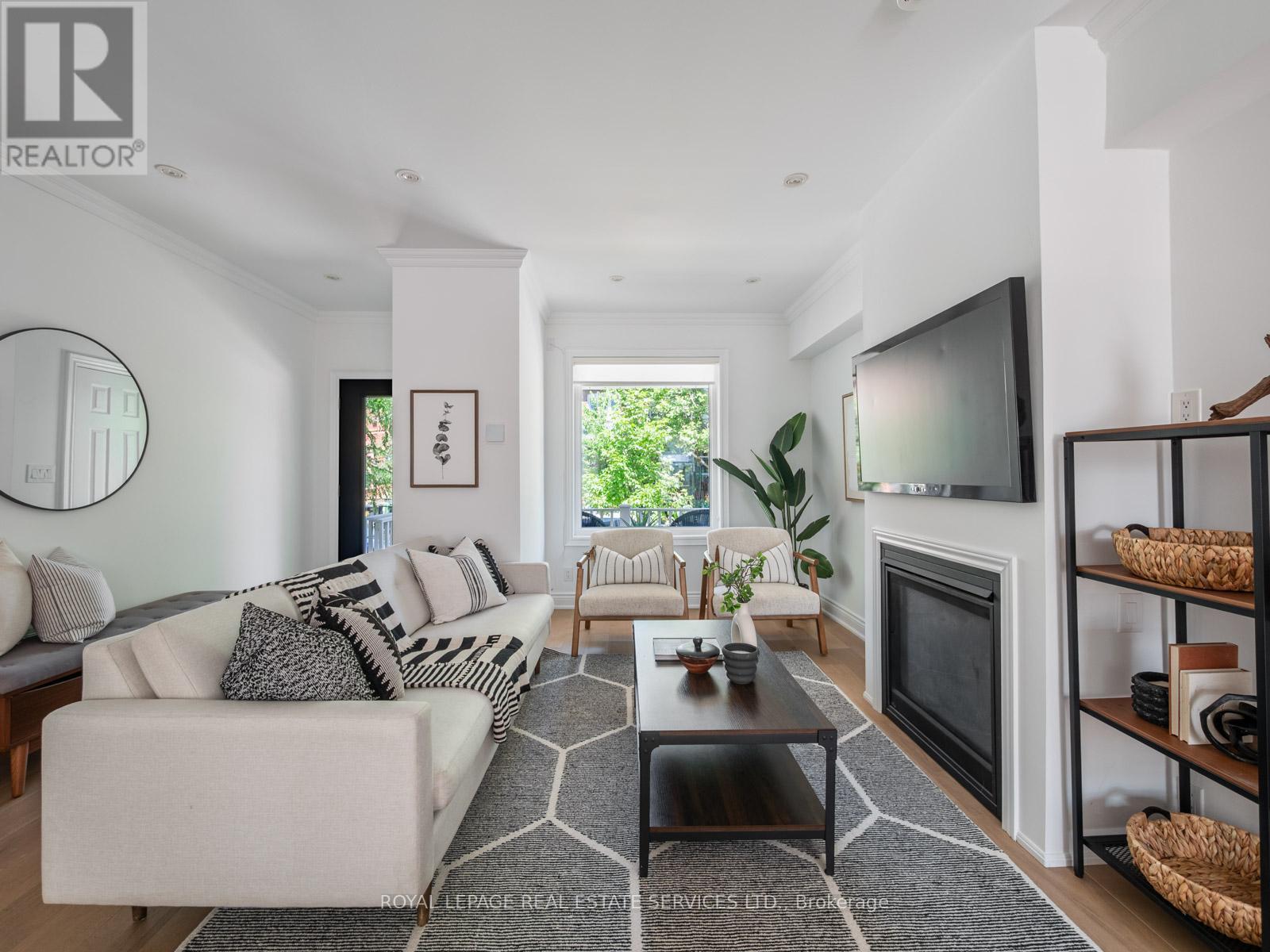 












15 MELVILLE AVENUE

,
Toronto,




Ontario
M6G1Y1

