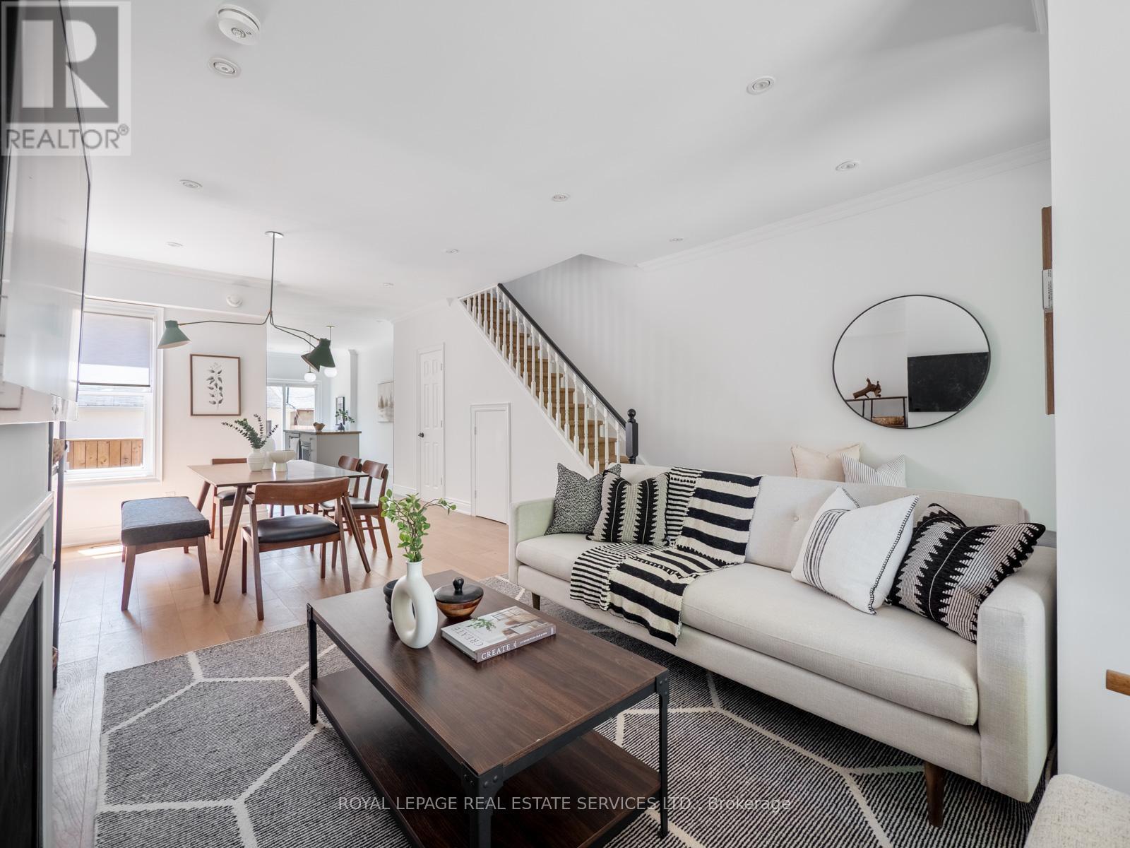 












15 MELVILLE AVENUE

,
Toronto,




Ontario
M6G1Y1

