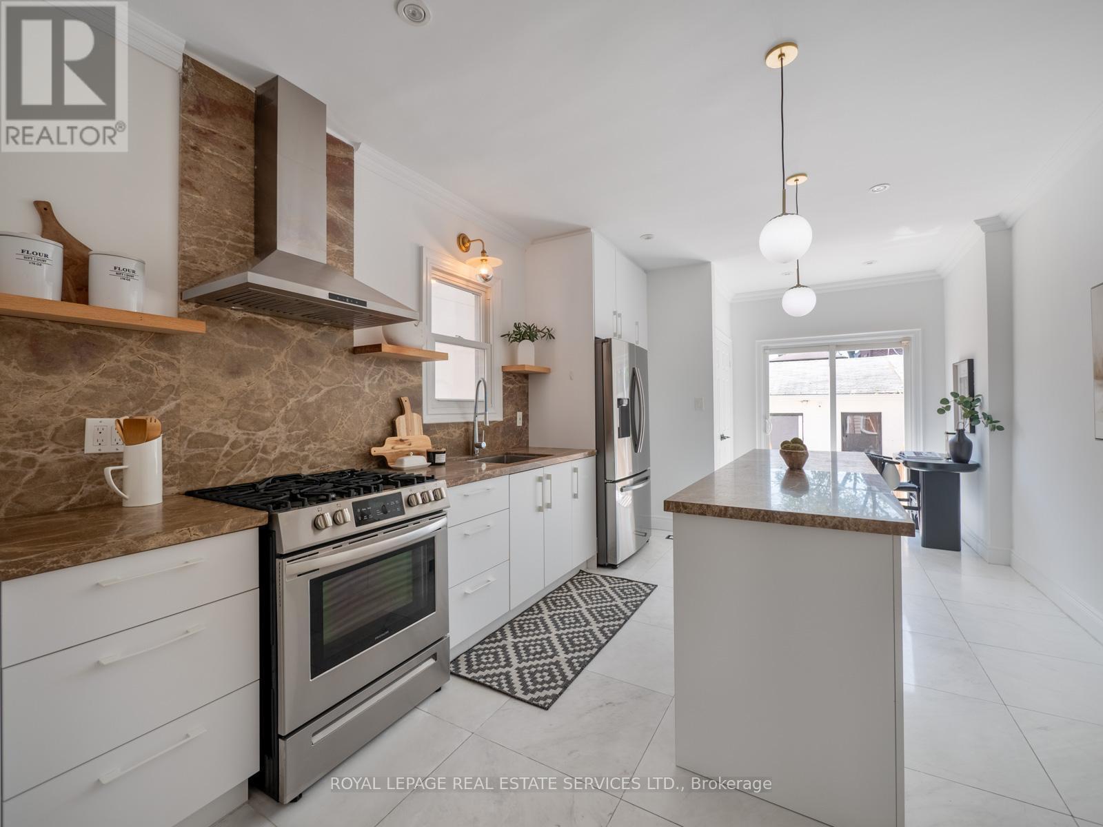












15 MELVILLE AVENUE

,
Toronto,




Ontario
M6G1Y1

