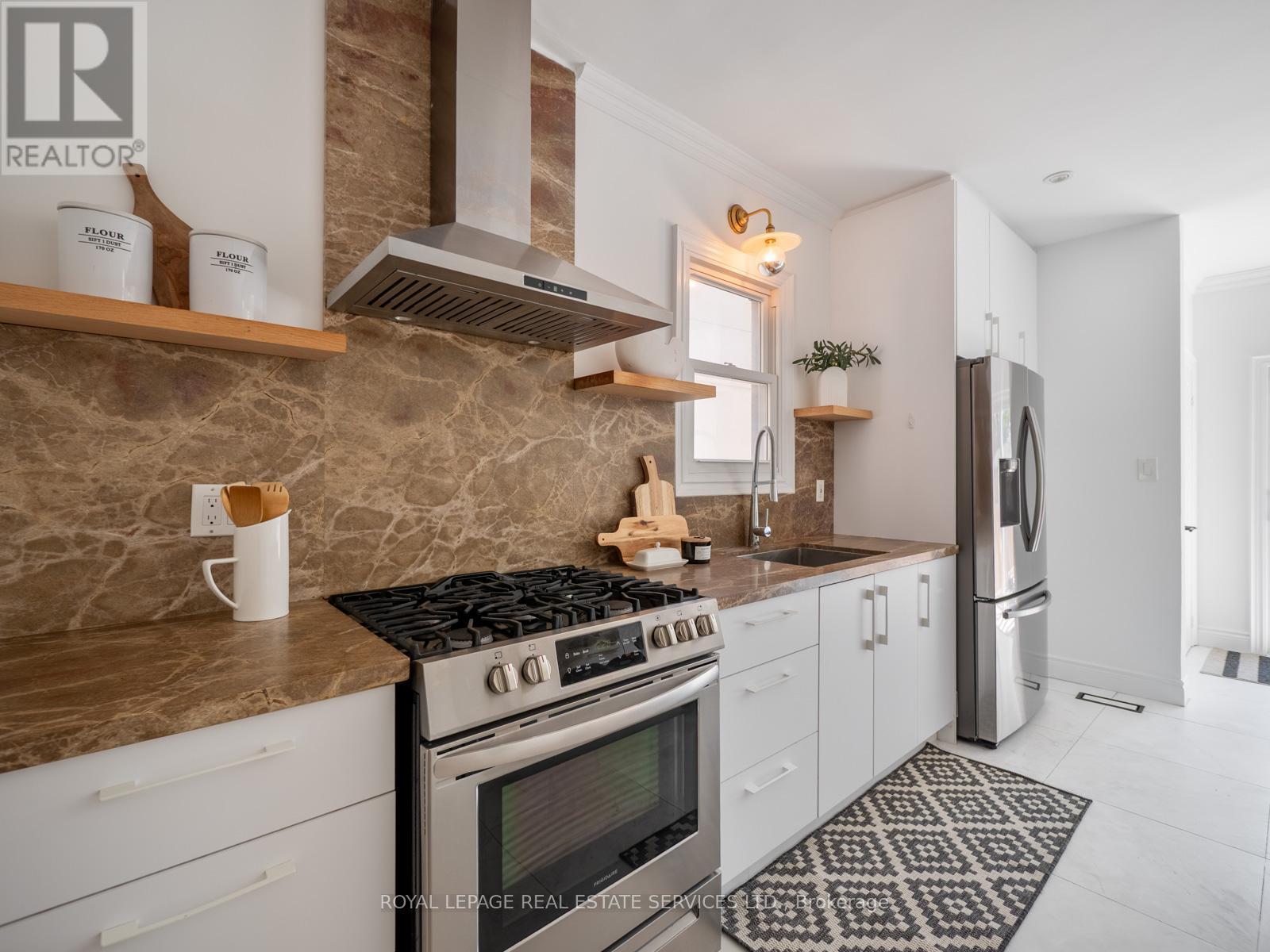 












15 MELVILLE AVENUE

,
Toronto,




Ontario
M6G1Y1

