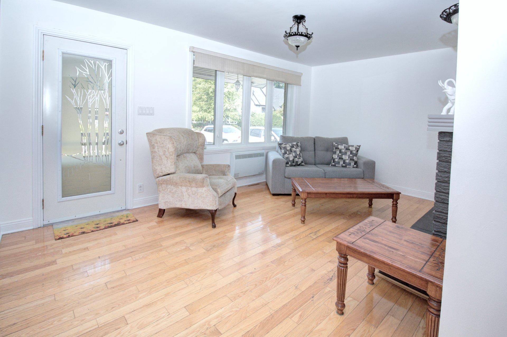 









944

 - 946


Rue Principale

,
Prévost,




QC
J0R1T0


