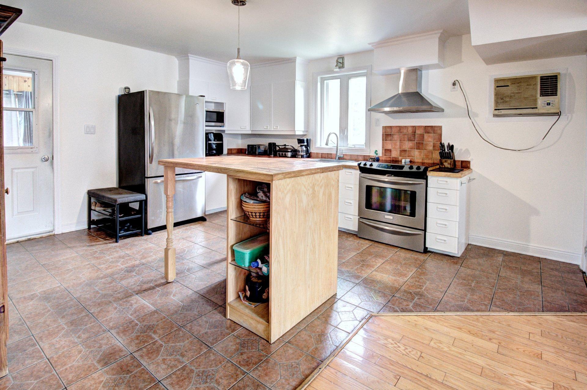 









944

 - 946


Rue Principale

,
Prévost,




QC
J0R1T0

