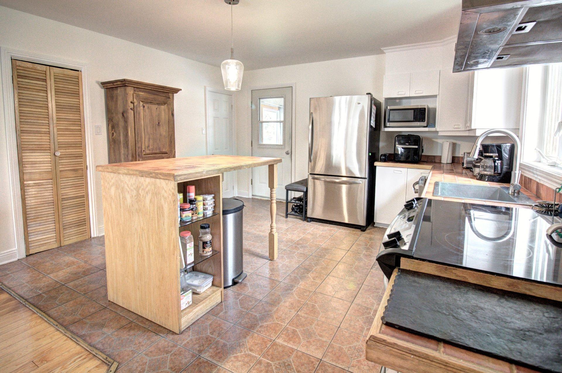 









944

 - 946


Rue Principale

,
Prévost,




QC
J0R1T0


