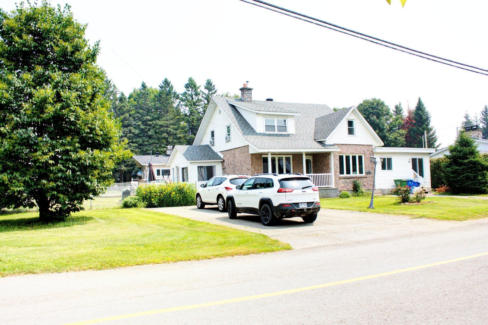 









944

 - 946


Rue Principale

,
Prévost,




QC
J0R1T0

