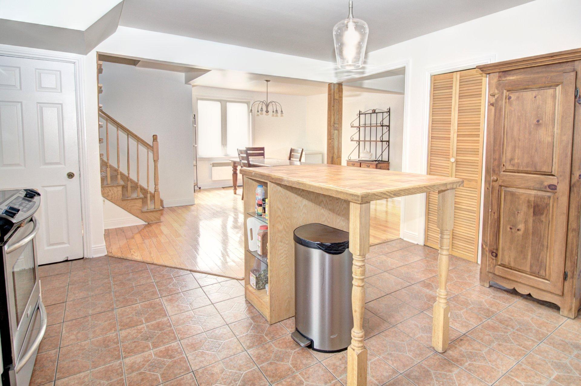 









944

 - 946


Rue Principale

,
Prévost,




QC
J0R1T0

