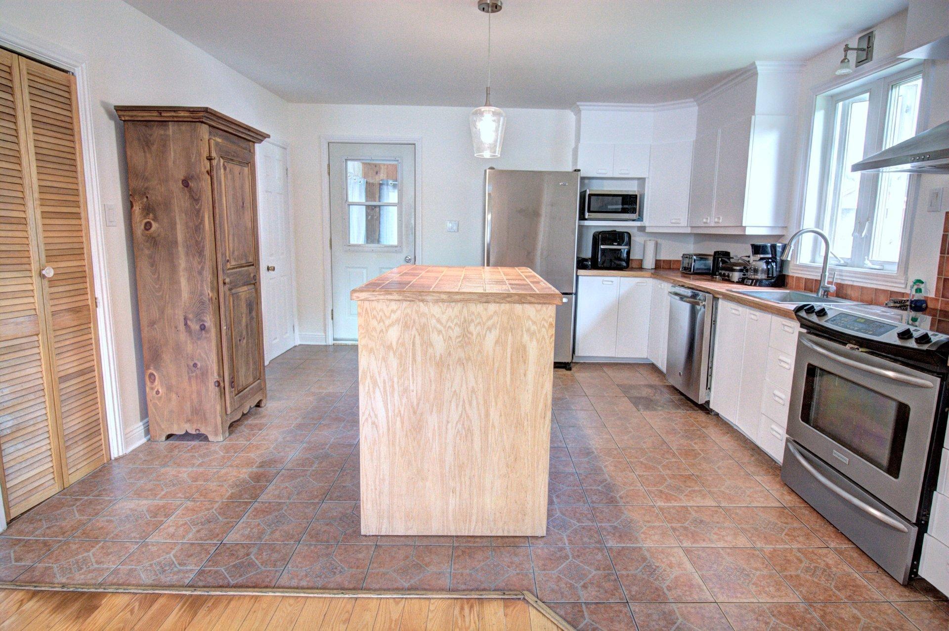 









944

 - 946


Rue Principale

,
Prévost,




QC
J0R1T0

