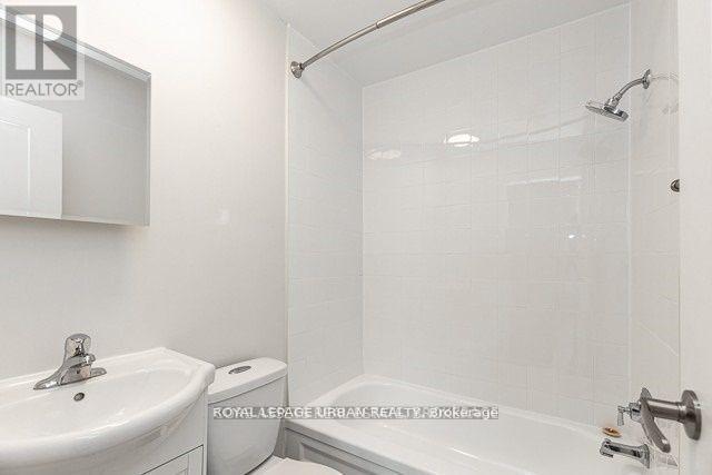 












102 - 72 WELLESLEY STREET E

,
Toronto,




Ontario
M4Y1H2

