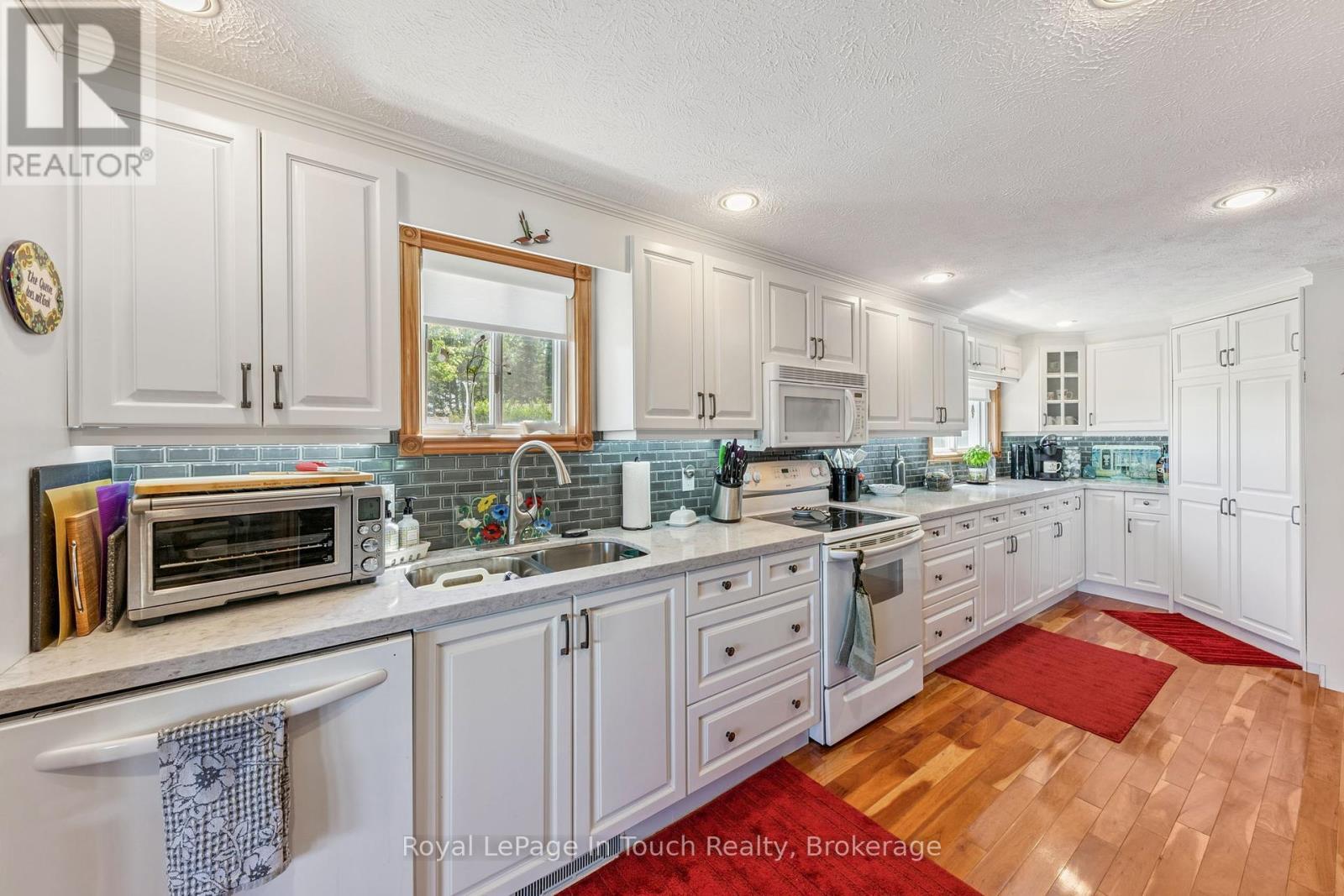 












1443 CHAMPLAIN ROAD

,
Tiny,




Ontario
L9M0C1

