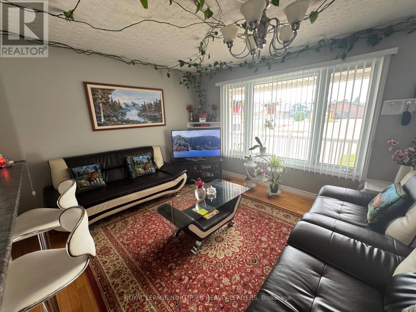 












880 PARK AVENUE

,
Timmins (MTJ - Main Area),




Ontario
P4N3Y2

