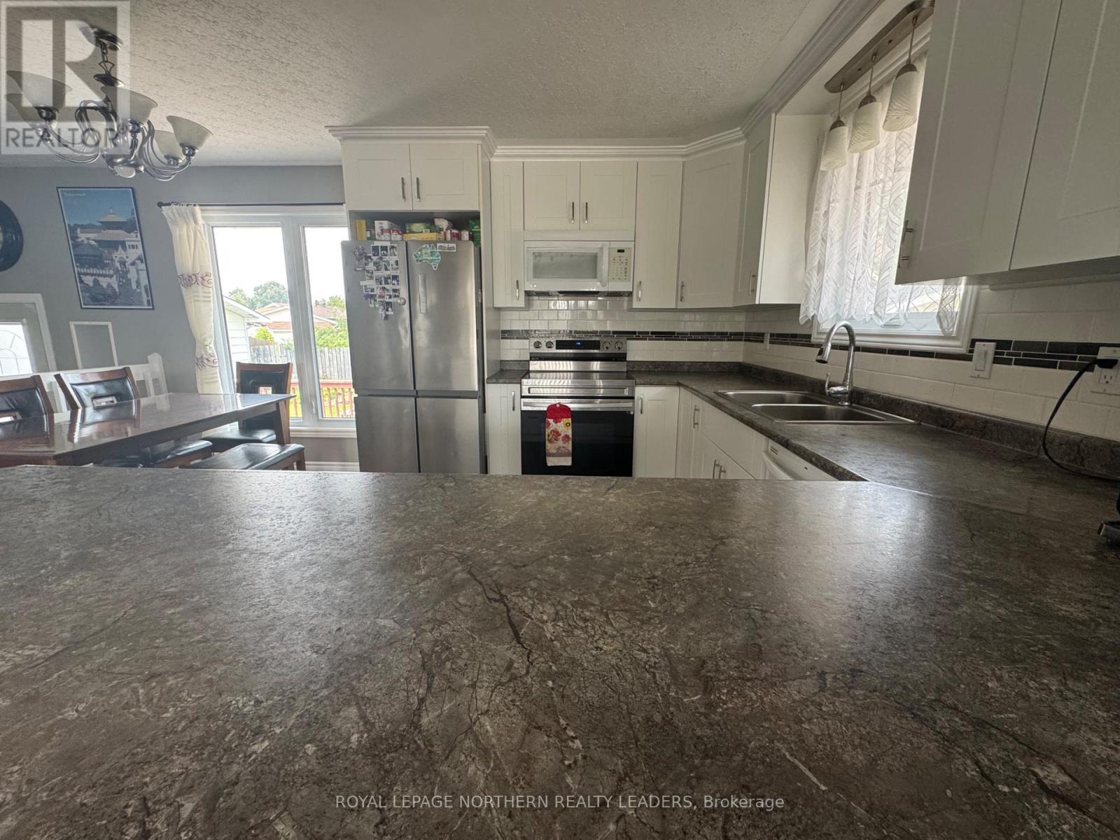 












880 PARK AVENUE

,
Timmins (MTJ - Main Area),




Ontario
P4N3Y2

