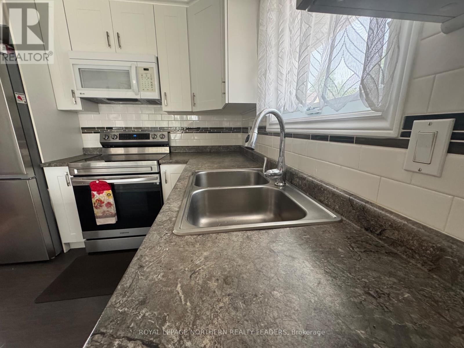 












880 PARK AVENUE

,
Timmins (MTJ - Main Area),




Ontario
P4N3Y2

