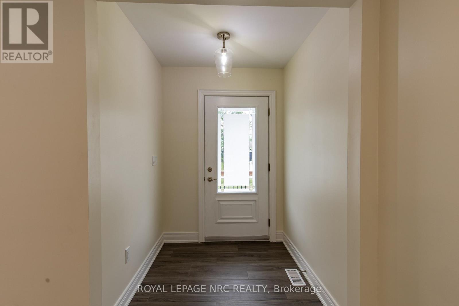 












88 MERRITT PARKWAY N

,
Port Colborne (Main Street),




Ontario
L3K3Y1


