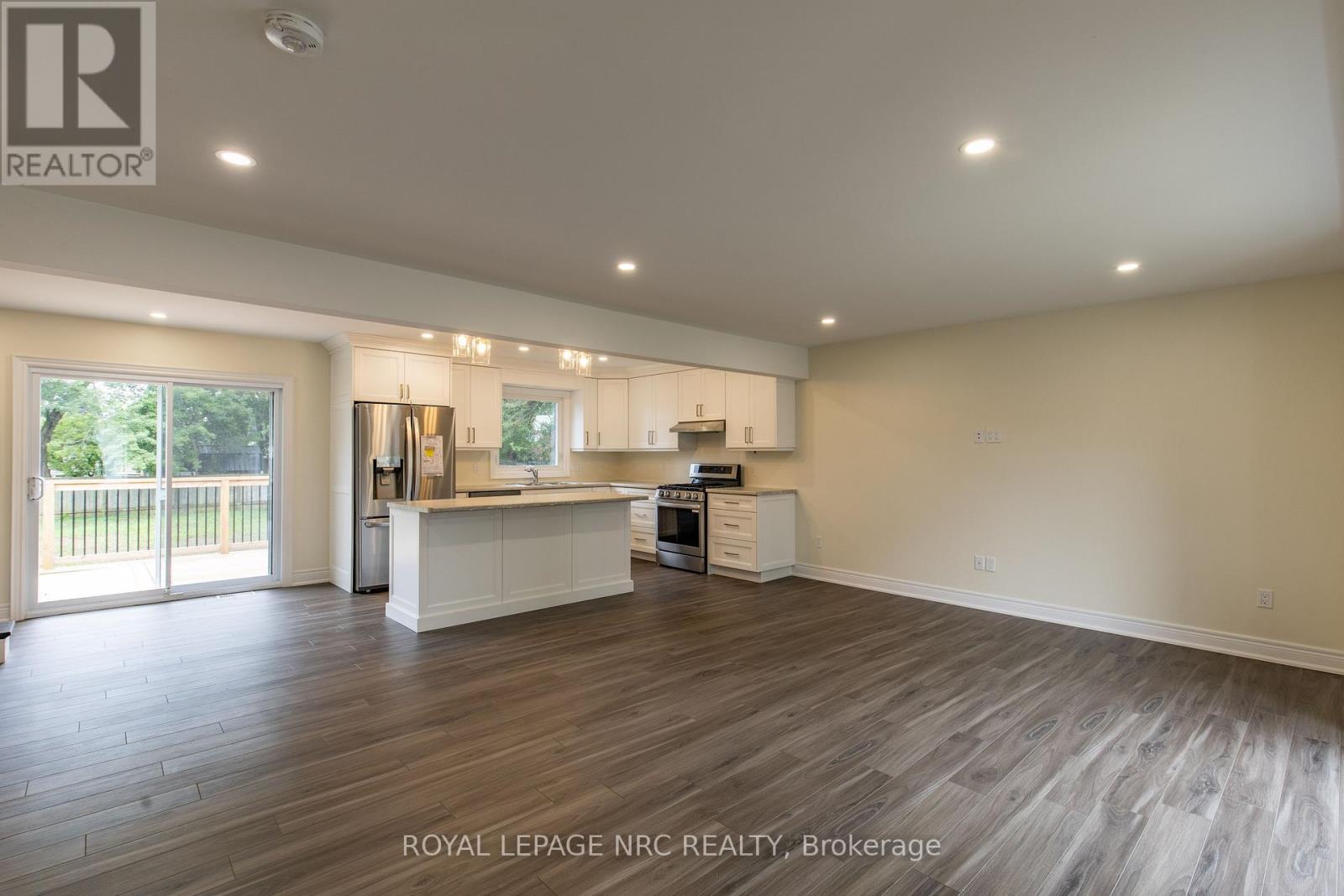 












88 MERRITT PARKWAY N

,
Port Colborne (Main Street),




Ontario
L3K3Y1

