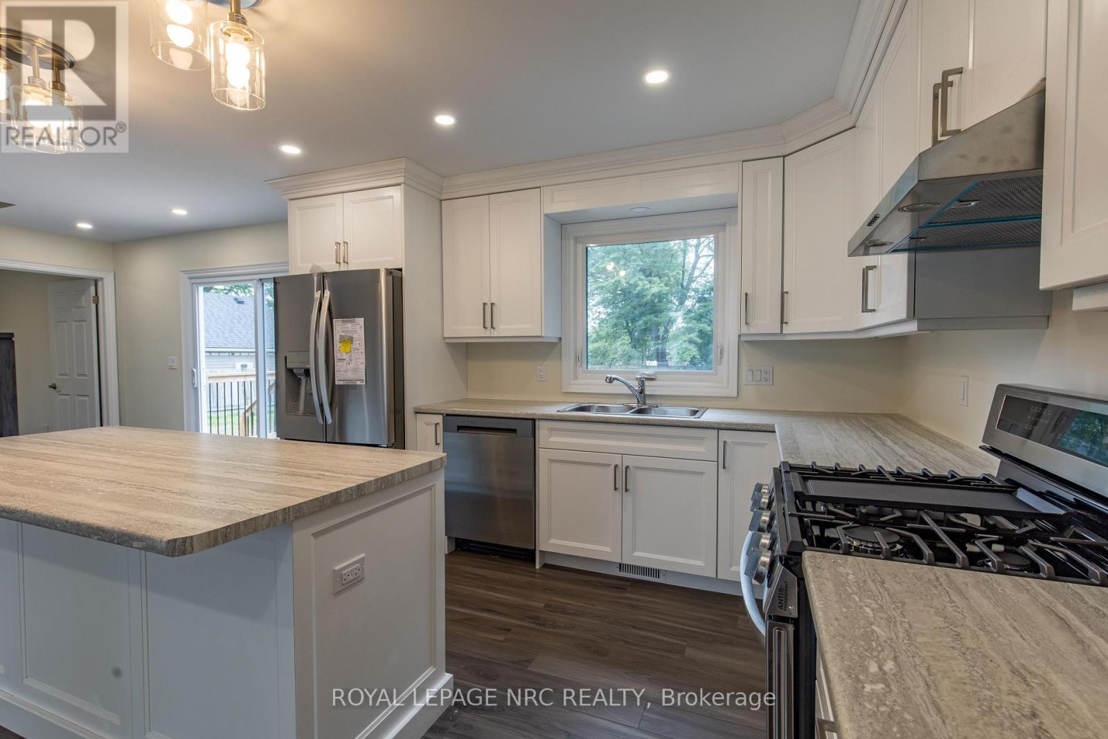 












88 MERRITT PARKWAY N

,
Port Colborne (Main Street),




Ontario
L3K3Y1

