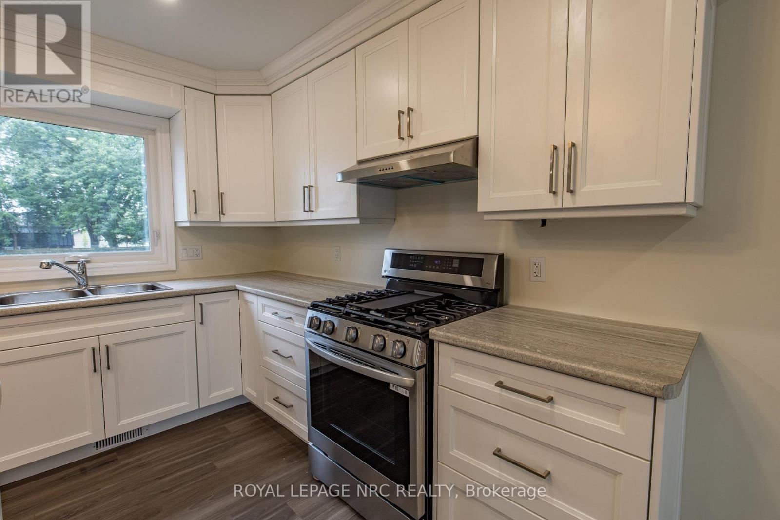 












88 MERRITT PARKWAY N

,
Port Colborne (Main Street),




Ontario
L3K3Y1

