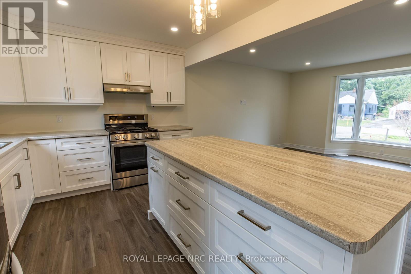 












88 MERRITT PARKWAY N

,
Port Colborne (Main Street),




Ontario
L3K3Y1

