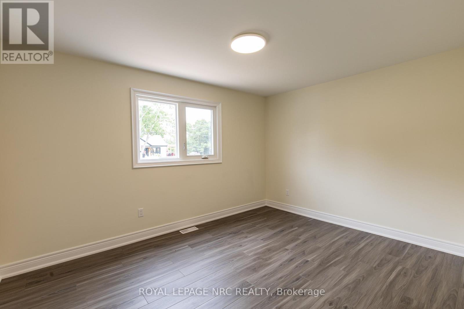 












88 MERRITT PARKWAY N

,
Port Colborne (Main Street),




Ontario
L3K3Y1


