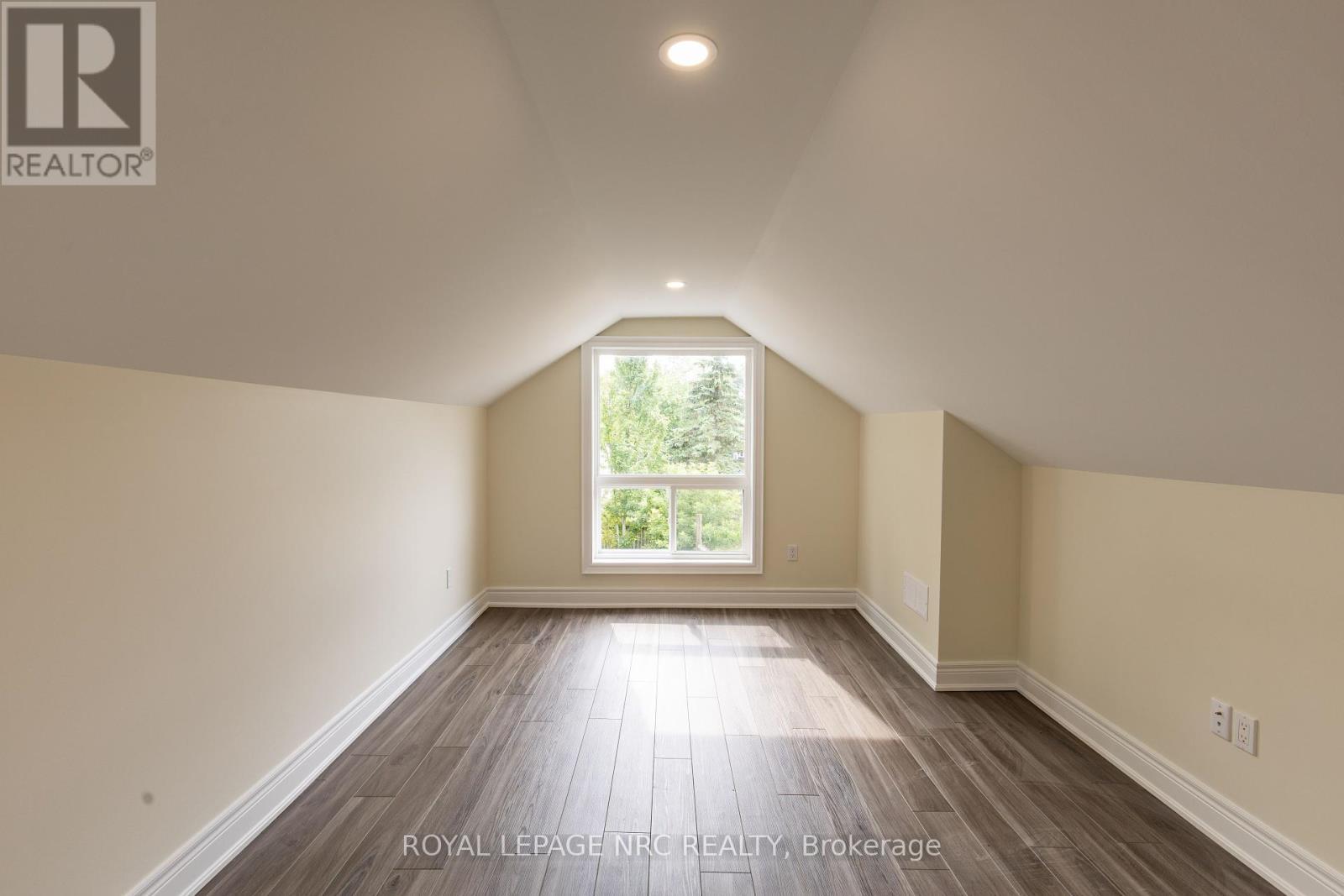 












88 MERRITT PARKWAY N

,
Port Colborne (Main Street),




Ontario
L3K3Y1


