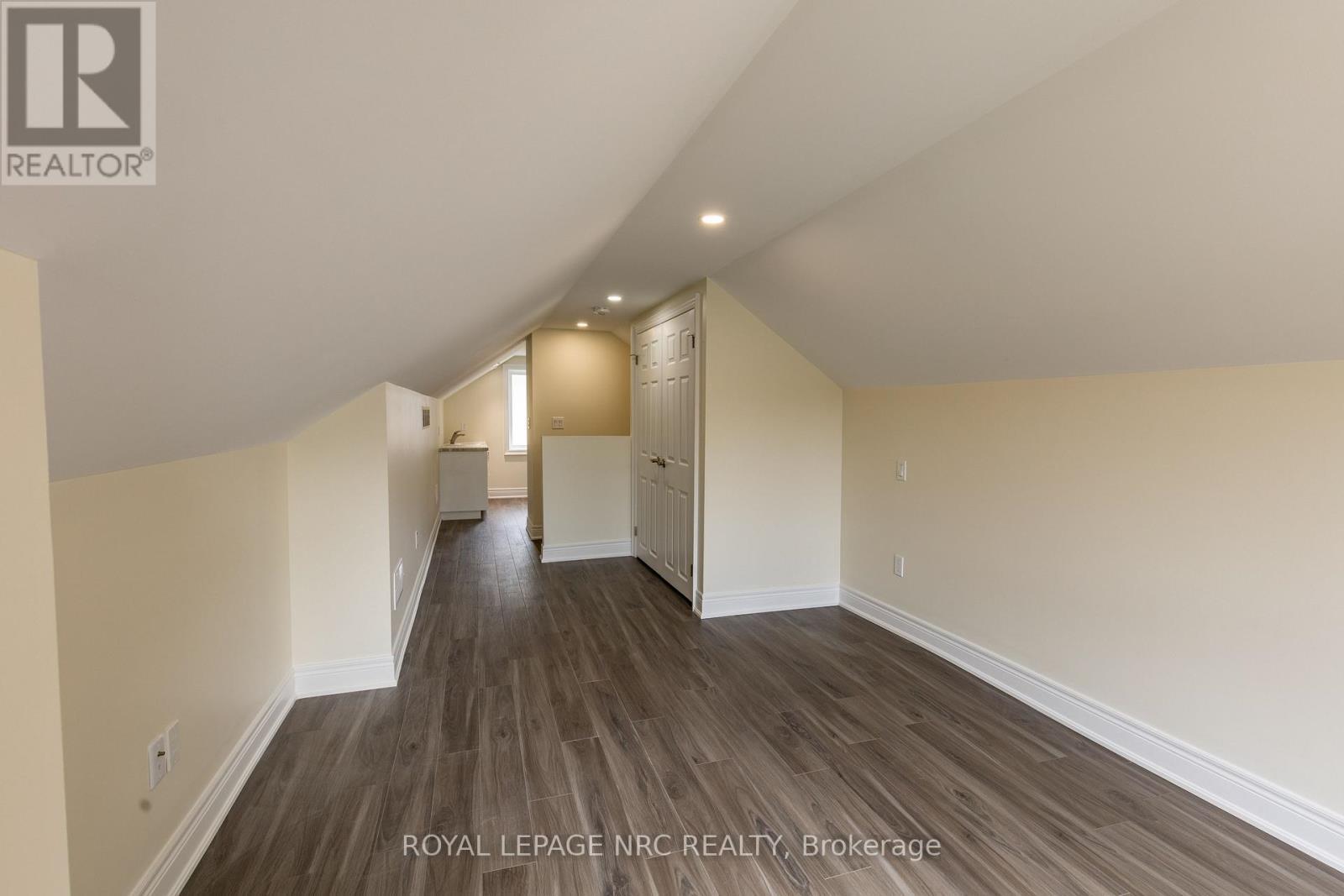 












88 MERRITT PARKWAY N

,
Port Colborne (Main Street),




Ontario
L3K3Y1

