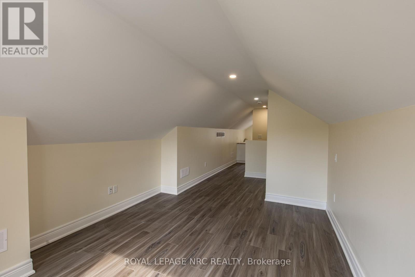 












88 MERRITT PARKWAY N

,
Port Colborne (Main Street),




Ontario
L3K3Y1

