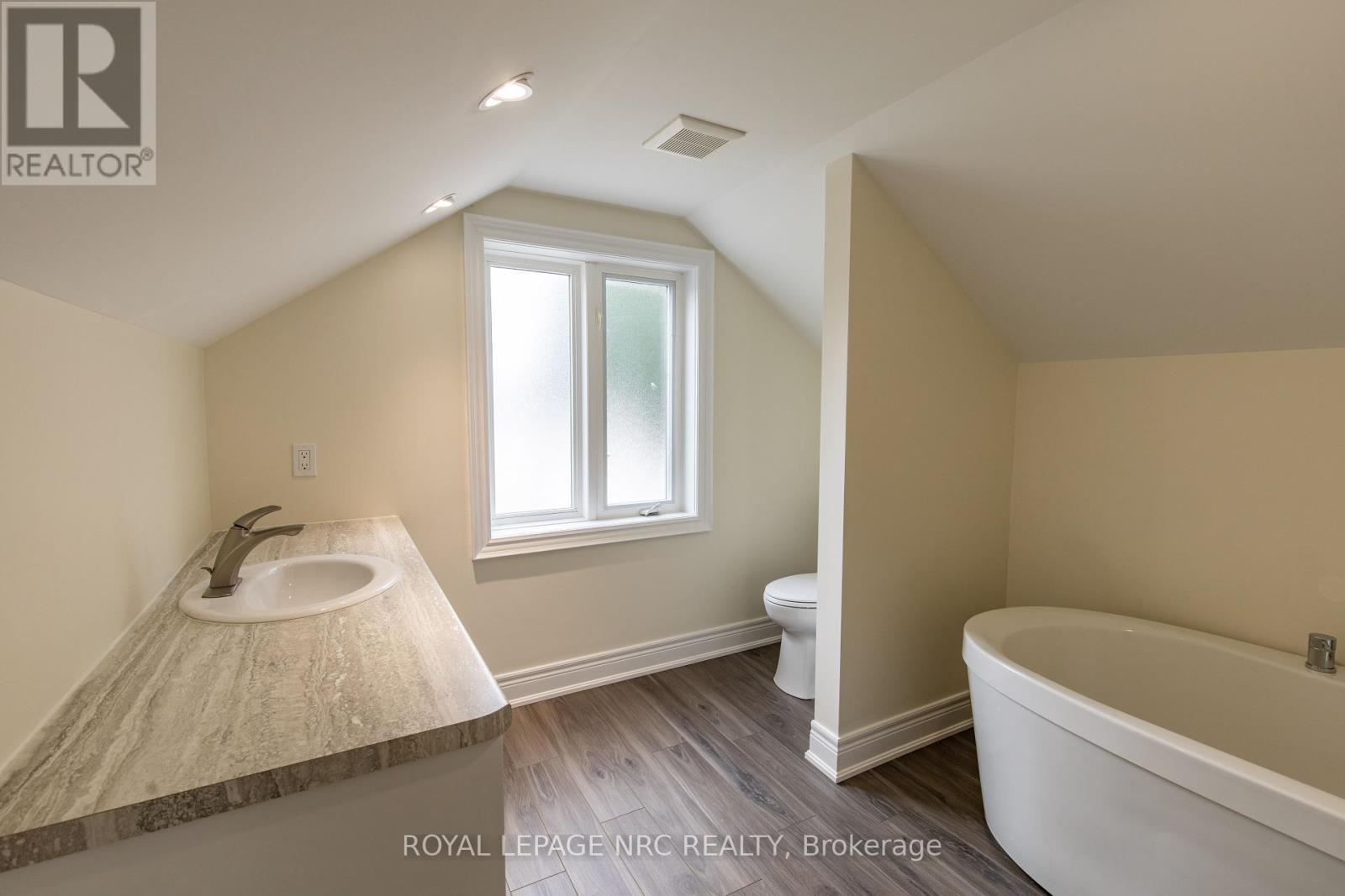 












88 MERRITT PARKWAY N

,
Port Colborne (Main Street),




Ontario
L3K3Y1

