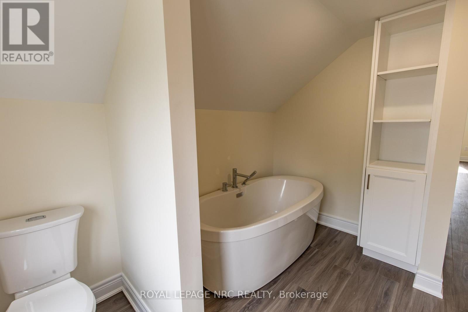 












88 MERRITT PARKWAY N

,
Port Colborne (Main Street),




Ontario
L3K3Y1

