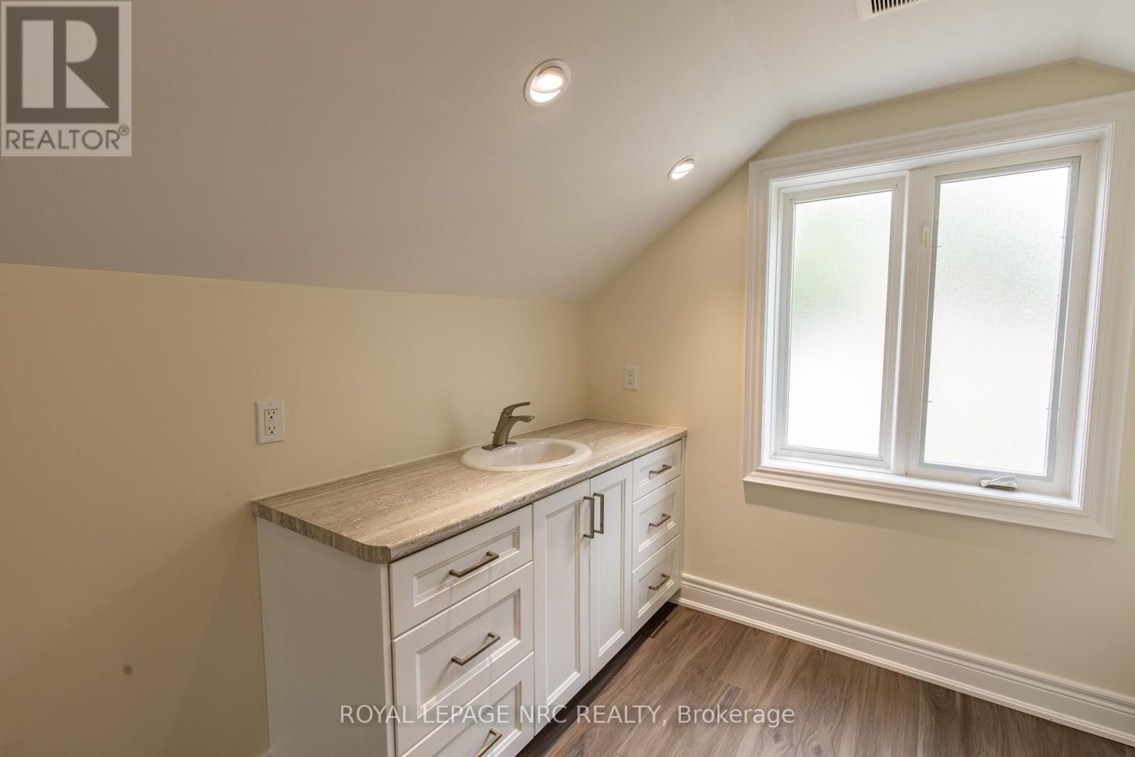 












88 MERRITT PARKWAY N

,
Port Colborne (Main Street),




Ontario
L3K3Y1


