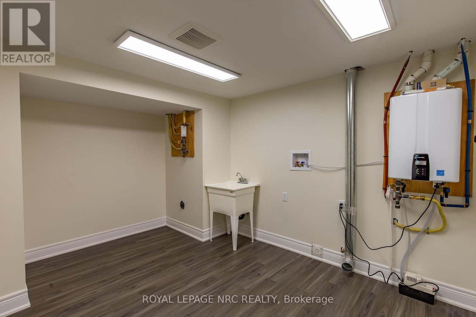 












88 MERRITT PARKWAY N

,
Port Colborne (Main Street),




Ontario
L3K3Y1

