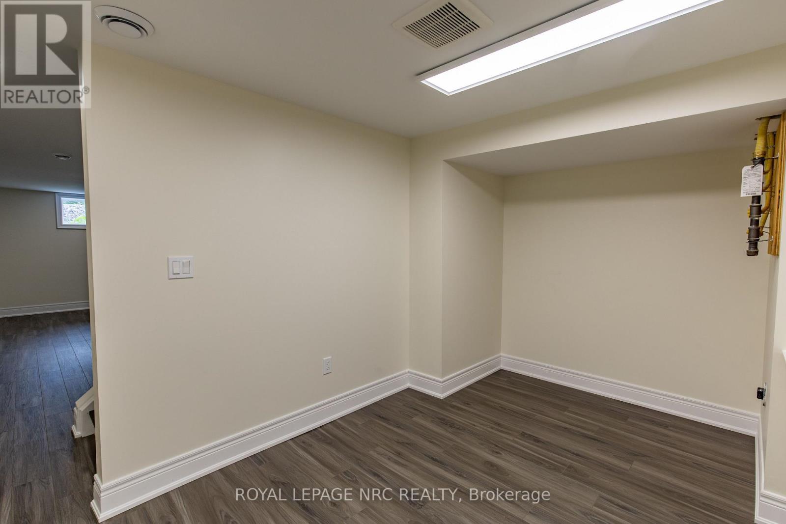 












88 MERRITT PARKWAY N

,
Port Colborne (Main Street),




Ontario
L3K3Y1

