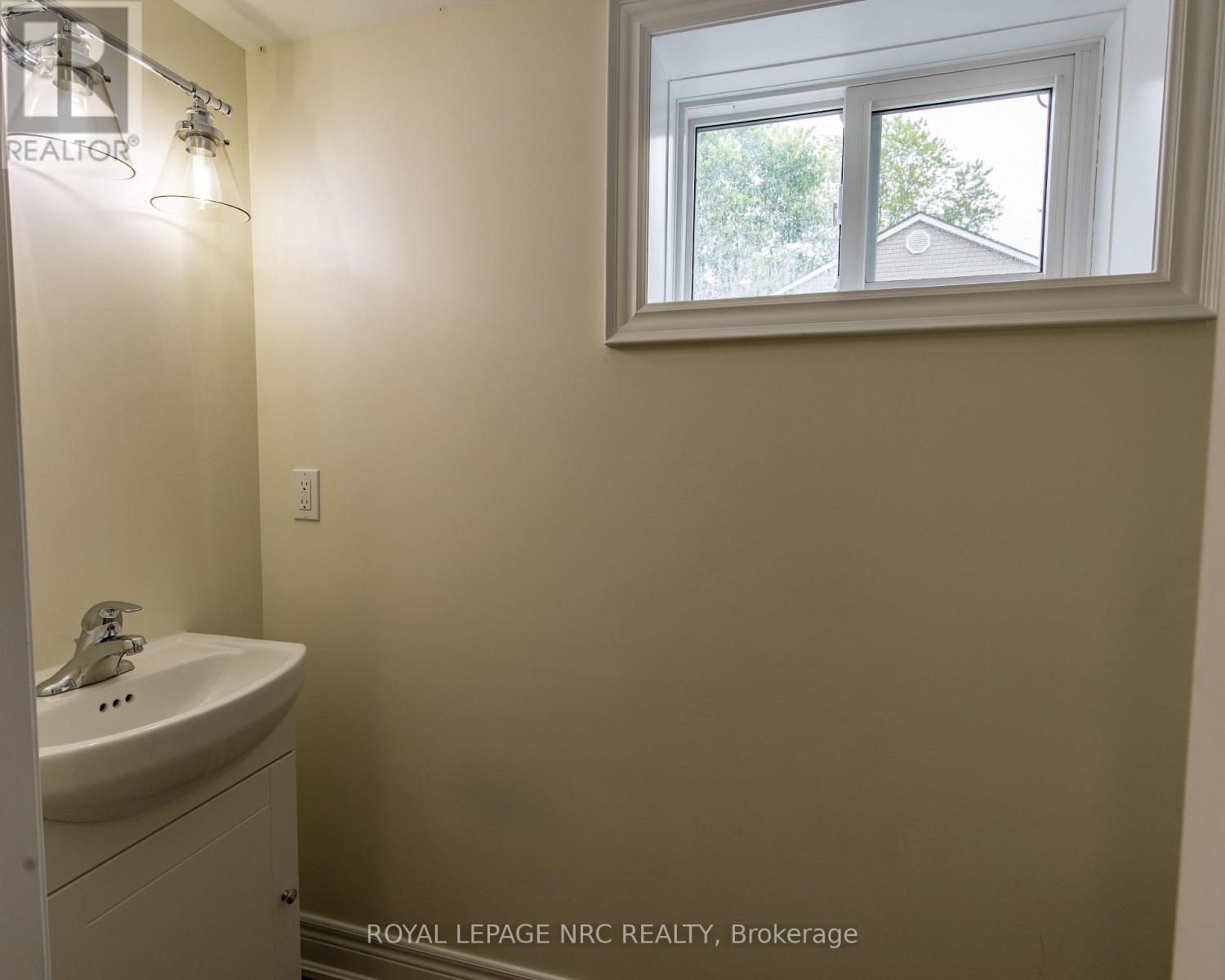 












88 MERRITT PARKWAY N

,
Port Colborne (Main Street),




Ontario
L3K3Y1

