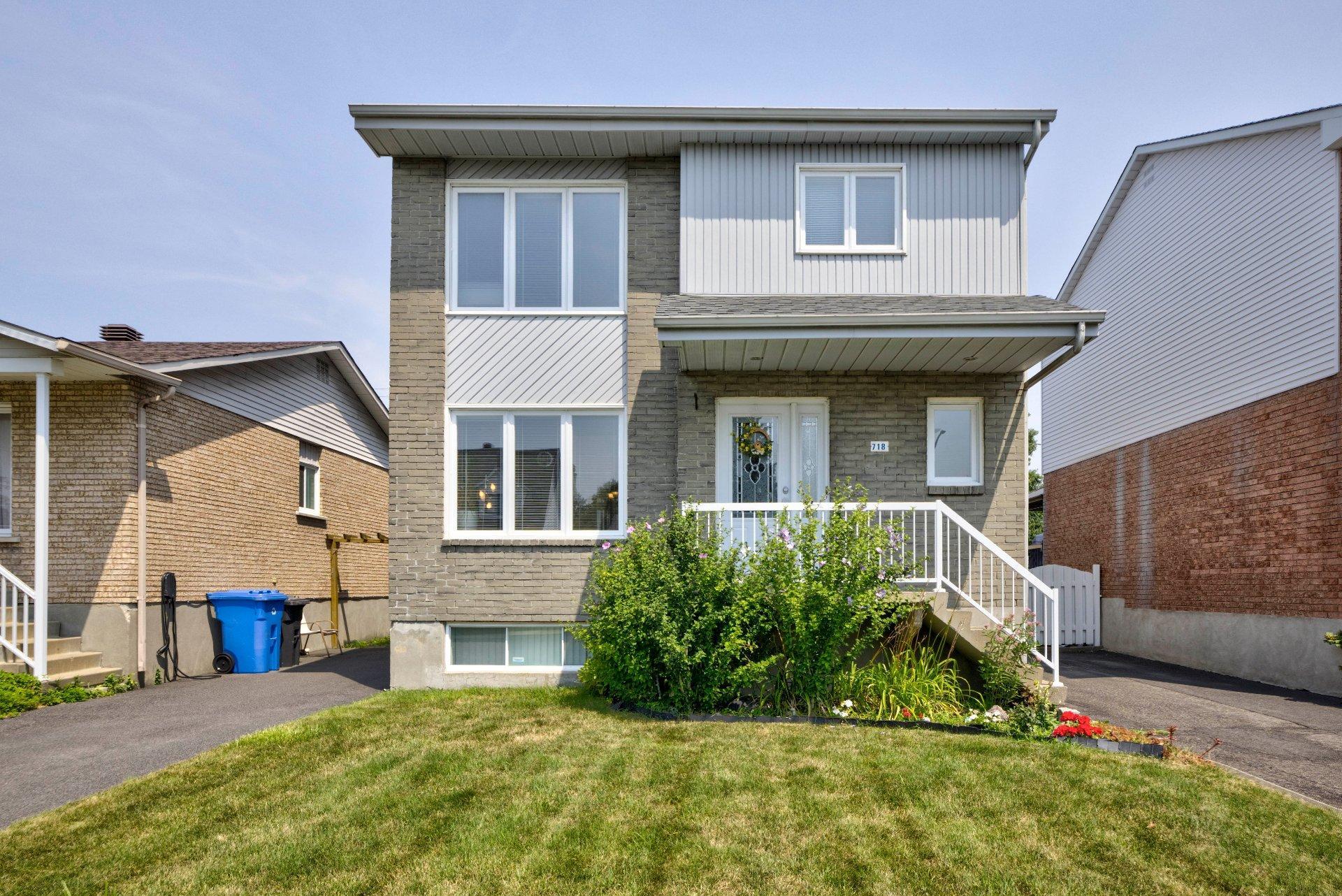 









718


Rue Maisonneuve

,
Longueuil (Saint-Hubert),




QC
J3Y7W8

