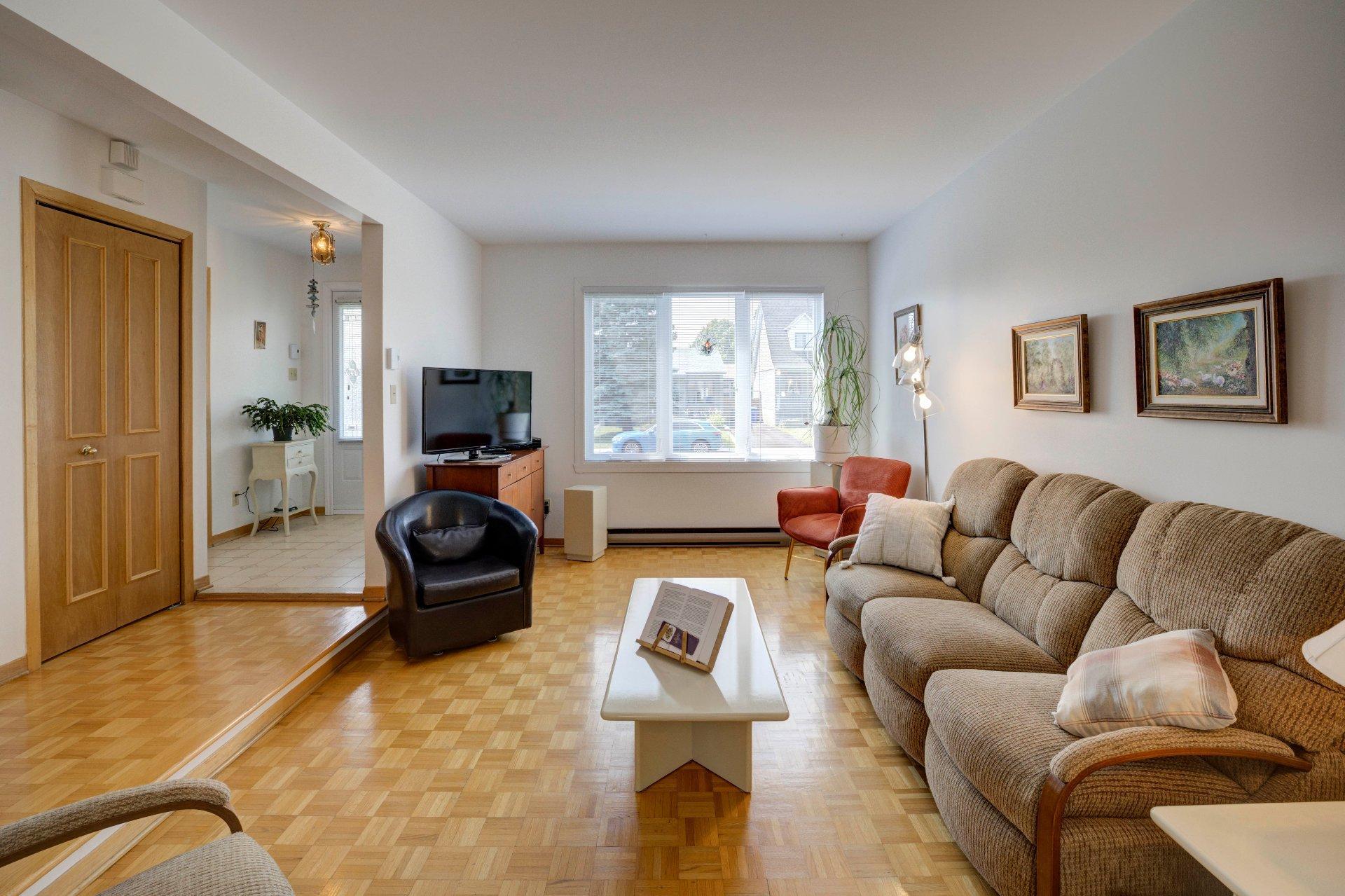









718


Rue Maisonneuve

,
Longueuil (Saint-Hubert),




QC
J3Y7W8

