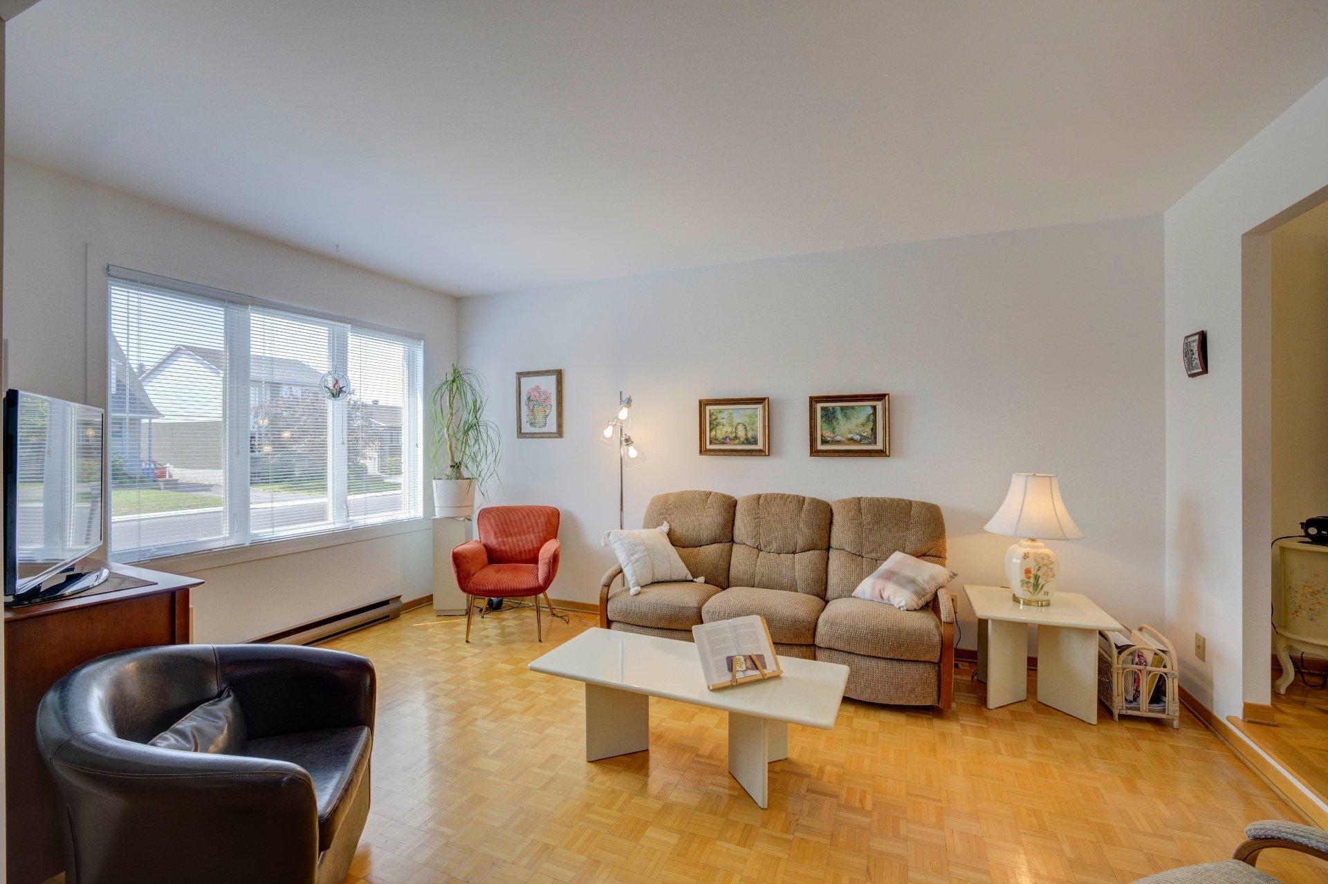









718


Rue Maisonneuve

,
Longueuil (Saint-Hubert),




QC
J3Y7W8

