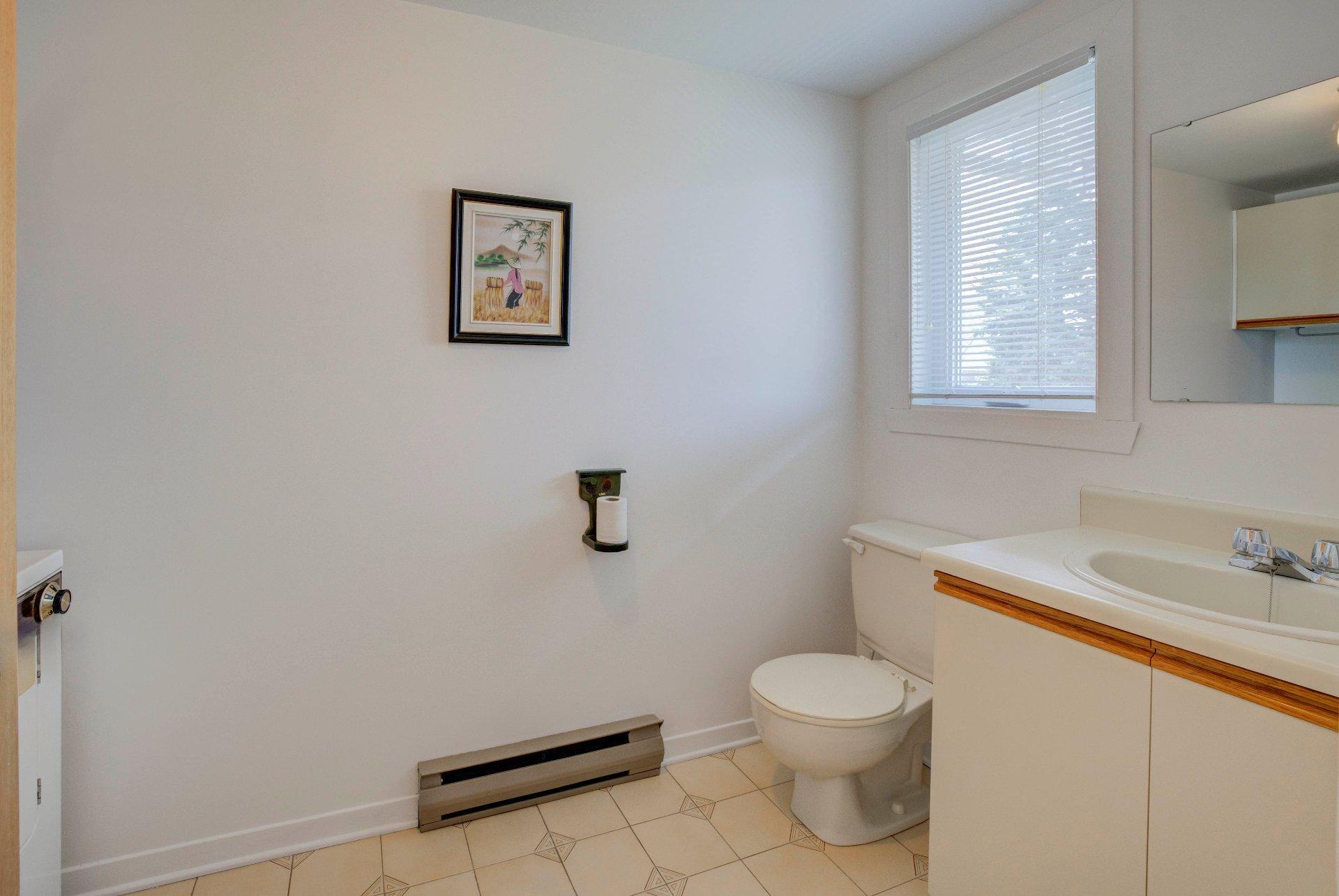 









718


Rue Maisonneuve

,
Longueuil (Saint-Hubert),




QC
J3Y7W8

