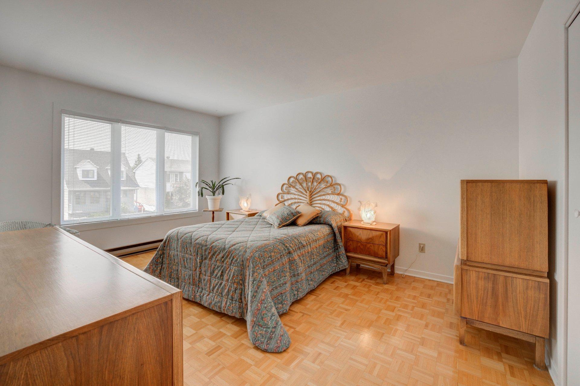 









718


Rue Maisonneuve

,
Longueuil (Saint-Hubert),




QC
J3Y7W8

