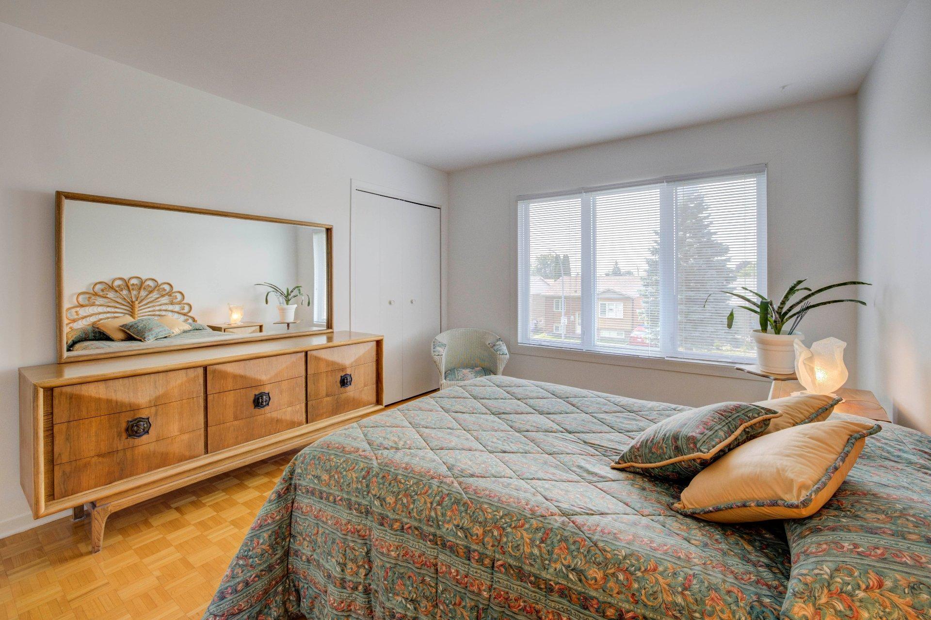 









718


Rue Maisonneuve

,
Longueuil (Saint-Hubert),




QC
J3Y7W8


