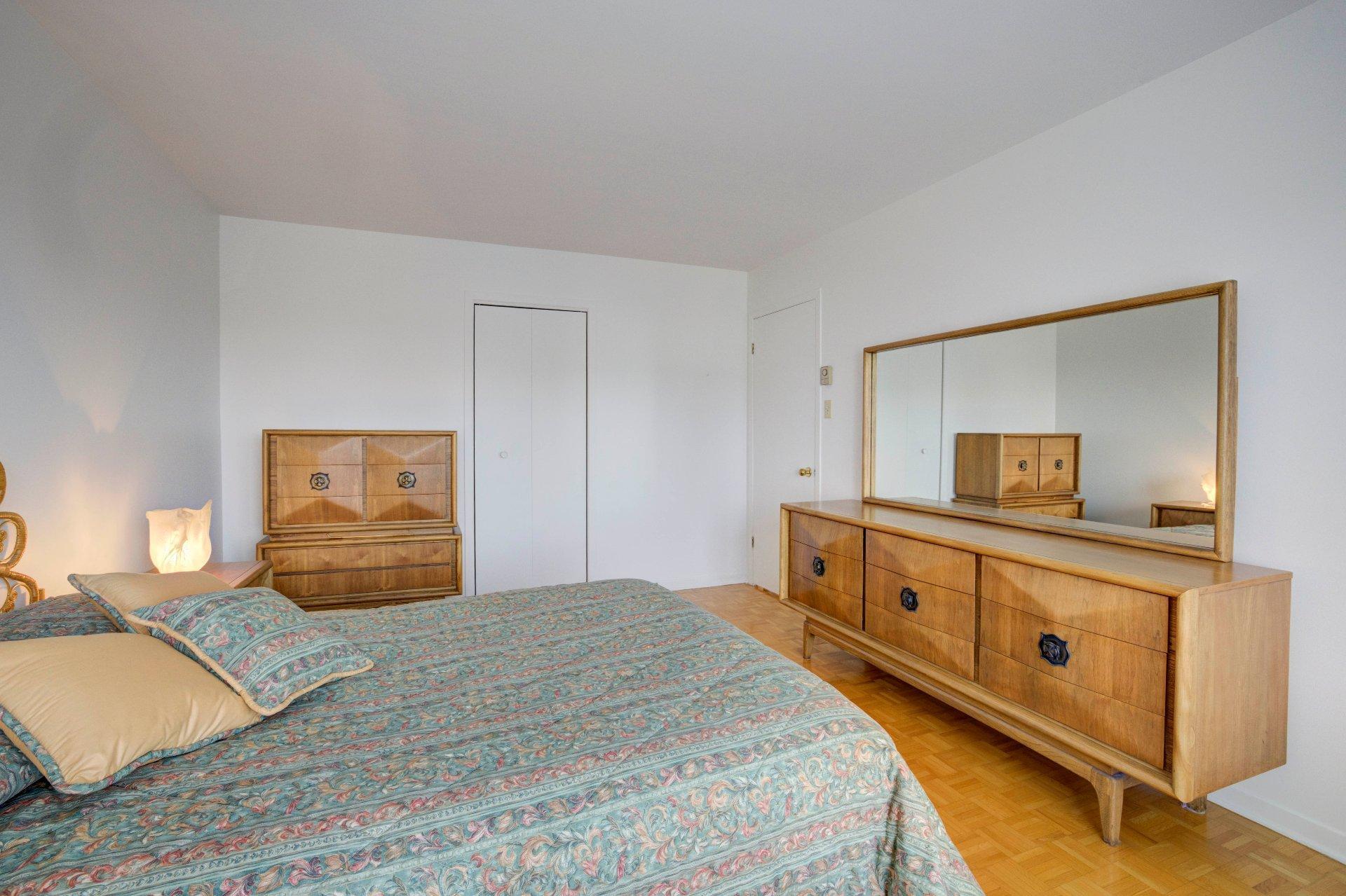 









718


Rue Maisonneuve

,
Longueuil (Saint-Hubert),




QC
J3Y7W8

