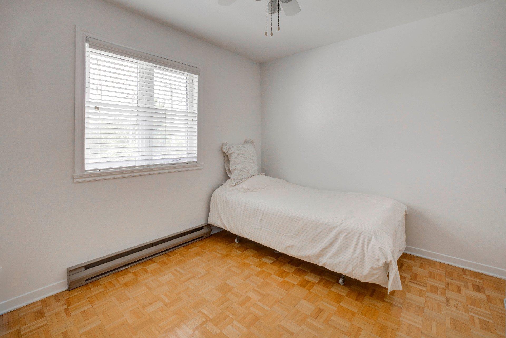 









718


Rue Maisonneuve

,
Longueuil (Saint-Hubert),




QC
J3Y7W8

