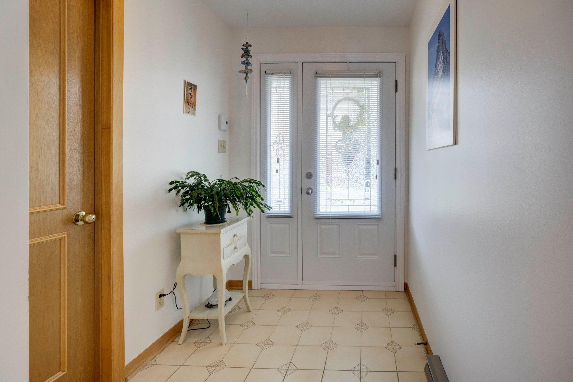 









718


Rue Maisonneuve

,
Longueuil (Saint-Hubert),




QC
J3Y7W8

