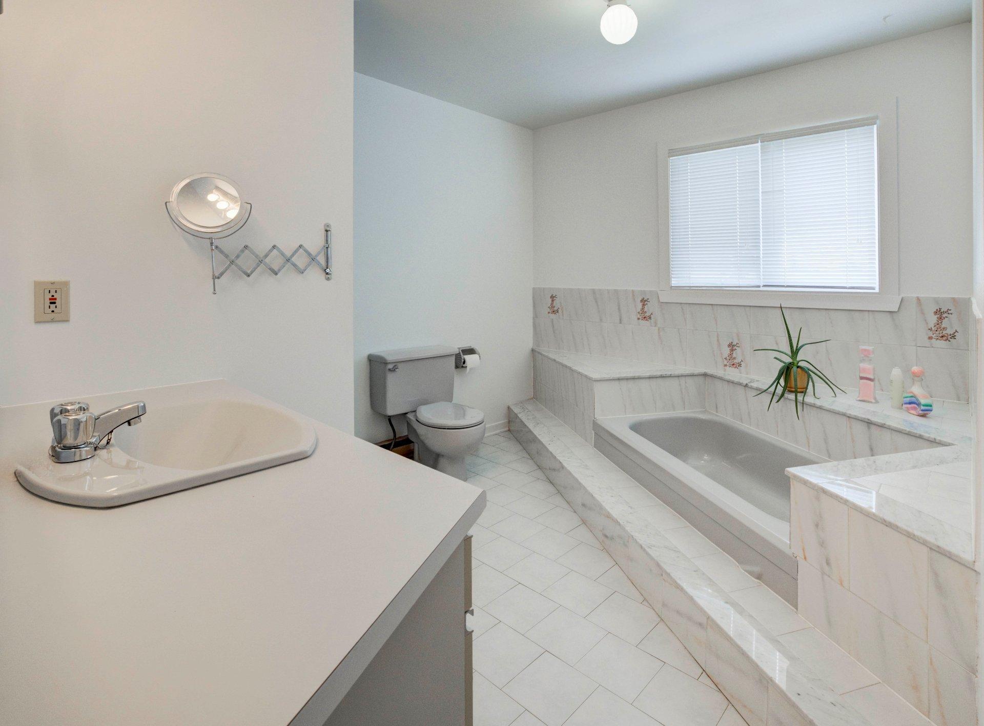 









718


Rue Maisonneuve

,
Longueuil (Saint-Hubert),




QC
J3Y7W8

