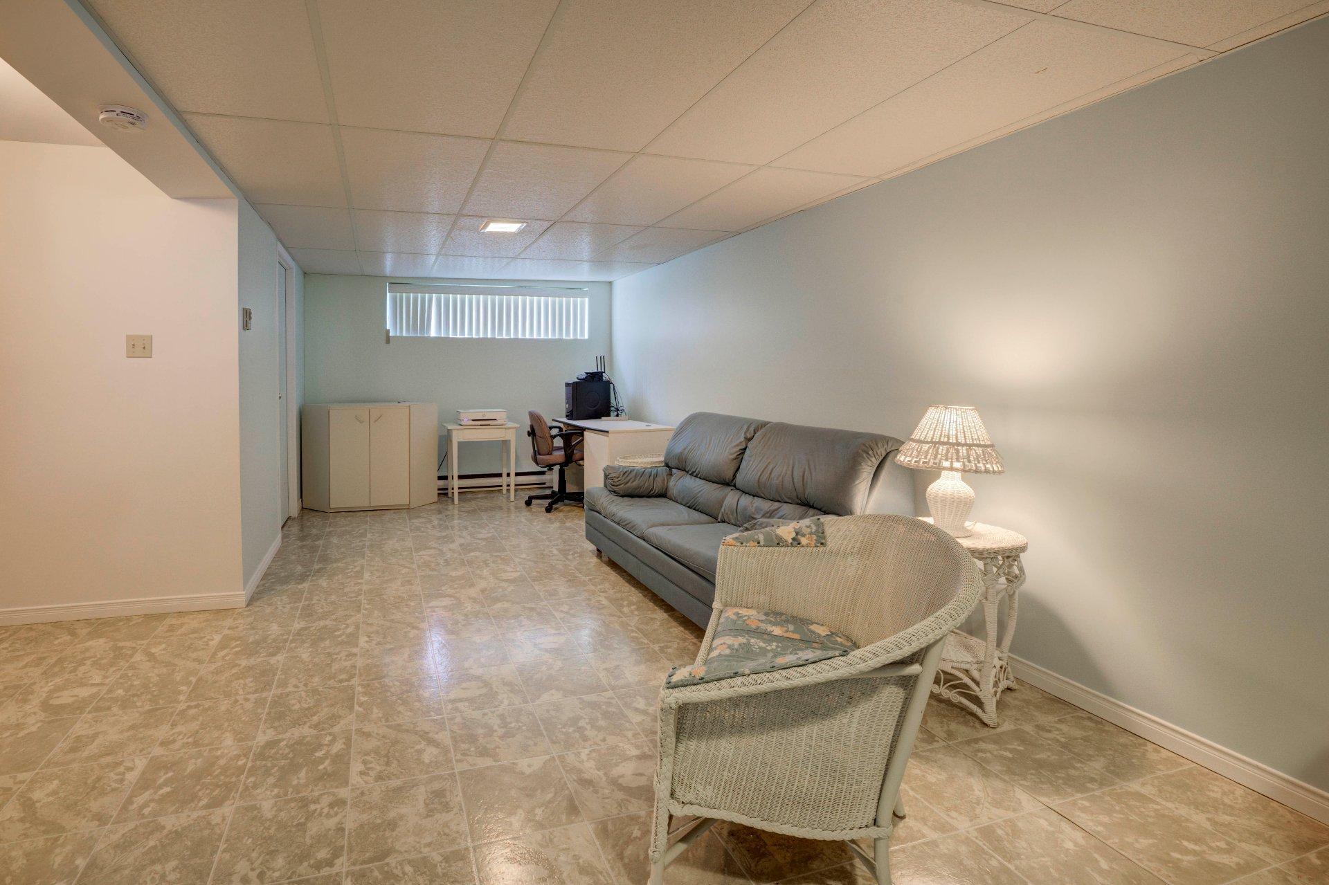 









718


Rue Maisonneuve

,
Longueuil (Saint-Hubert),




QC
J3Y7W8

