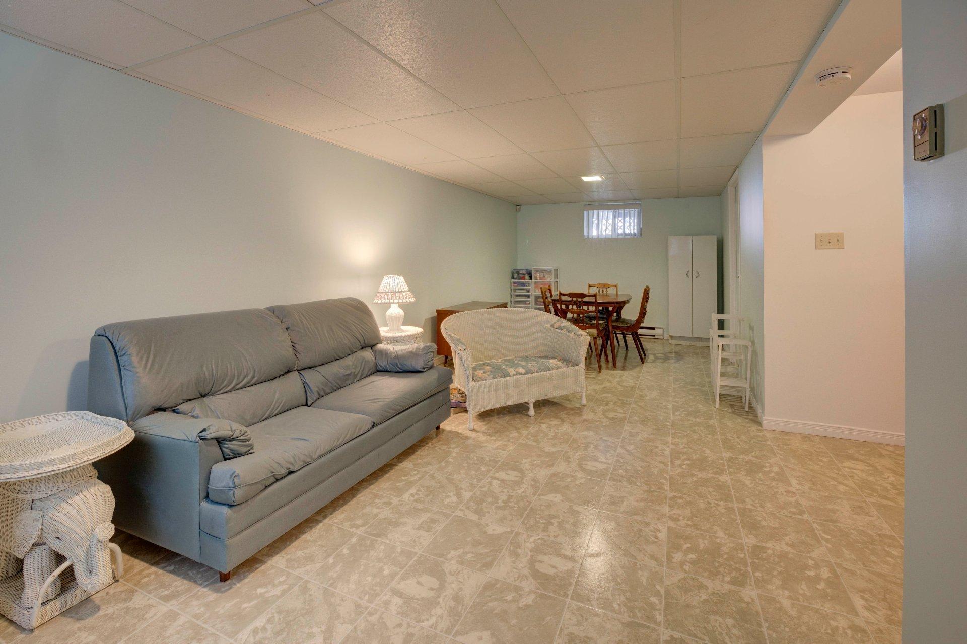 









718


Rue Maisonneuve

,
Longueuil (Saint-Hubert),




QC
J3Y7W8

