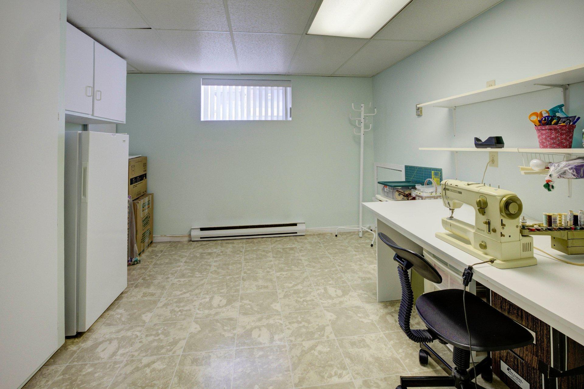 









718


Rue Maisonneuve

,
Longueuil (Saint-Hubert),




QC
J3Y7W8

