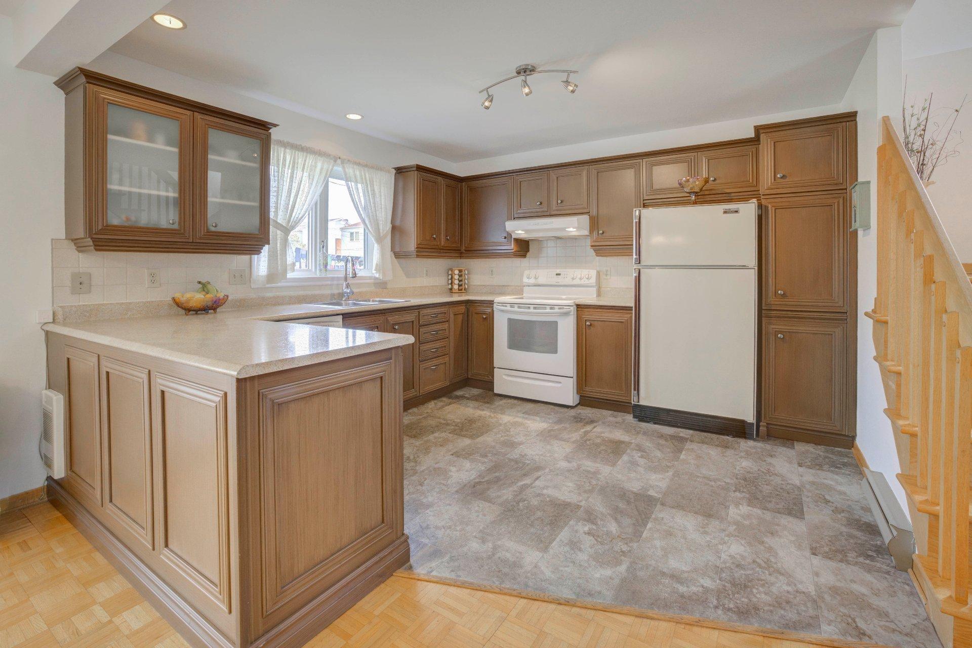









718


Rue Maisonneuve

,
Longueuil (Saint-Hubert),




QC
J3Y7W8

