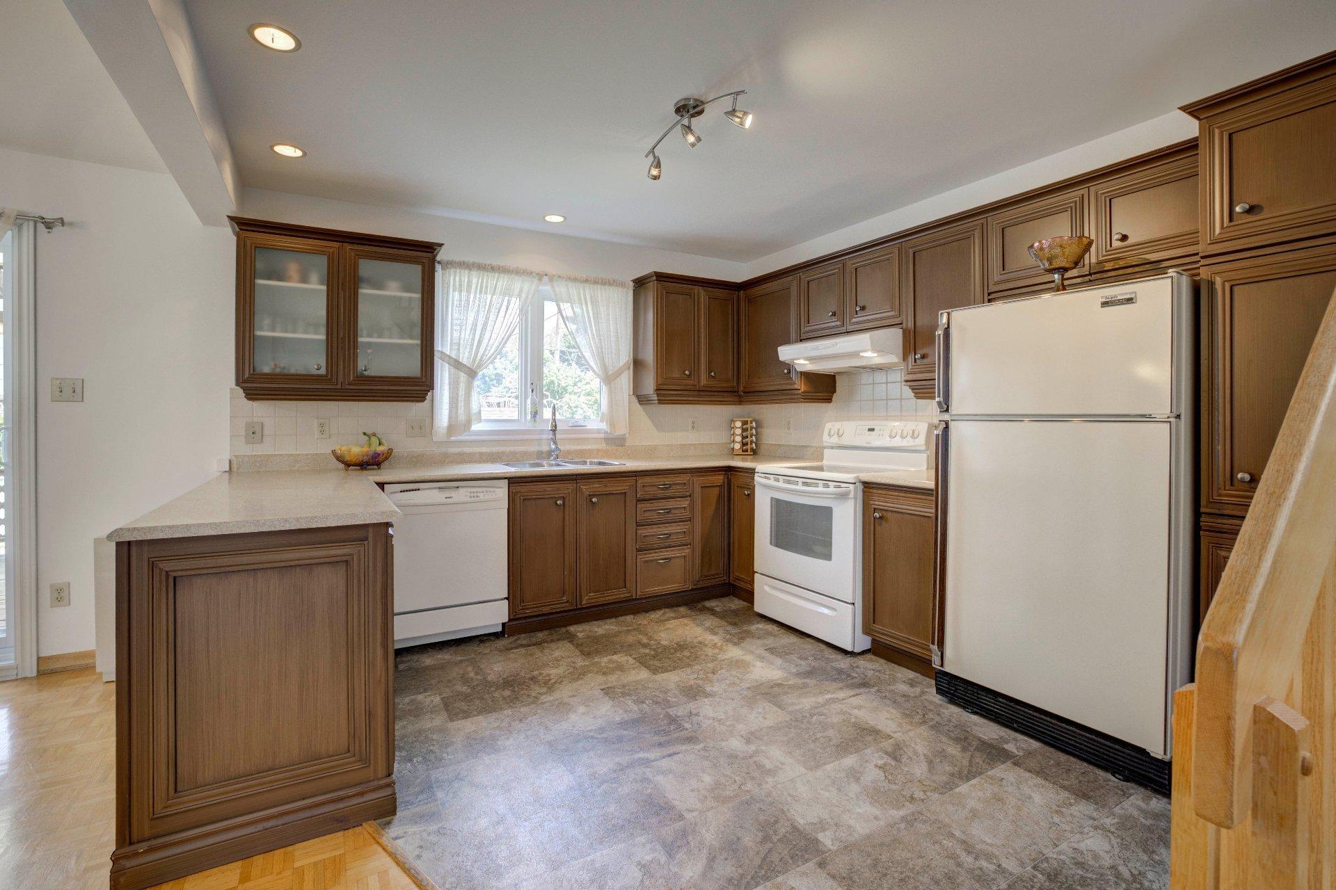 









718


Rue Maisonneuve

,
Longueuil (Saint-Hubert),




QC
J3Y7W8

